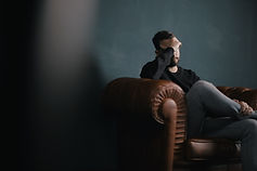 Servicios Psicológicos - Pensamiento del hombre en el sofá